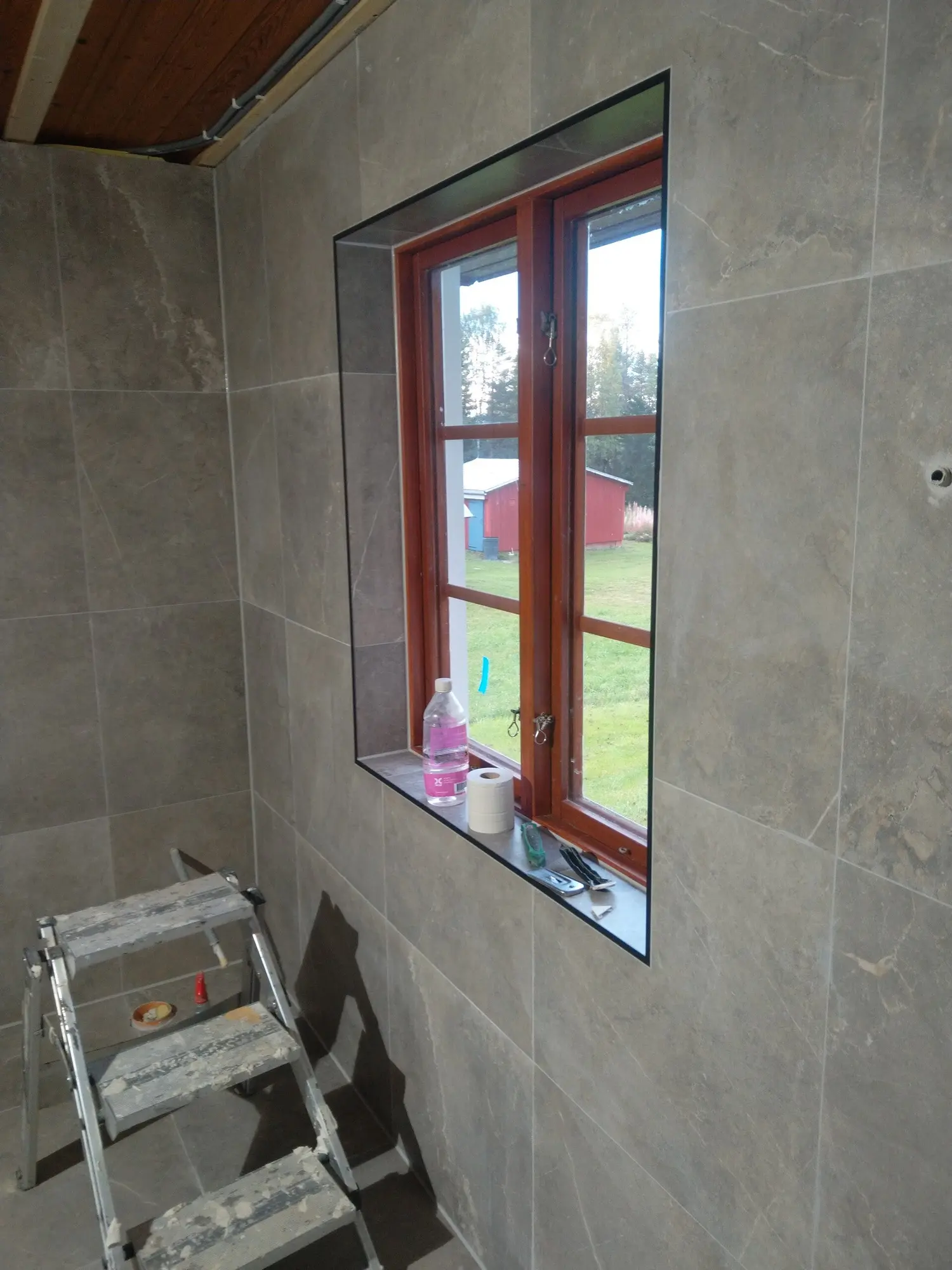 Fönsterdetalj i badrumsmiljö.