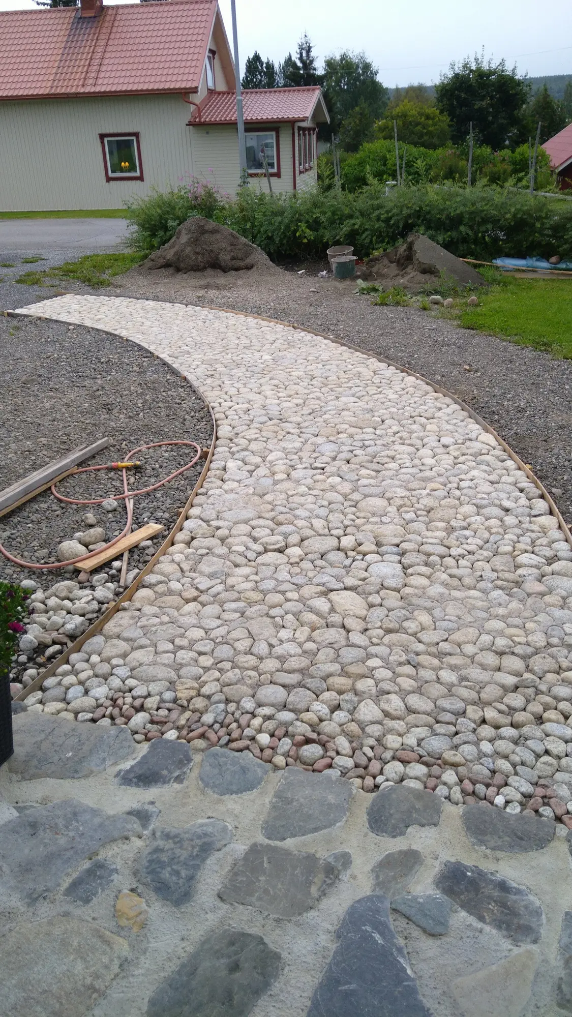 Stengång i trädgårdsmiljö.