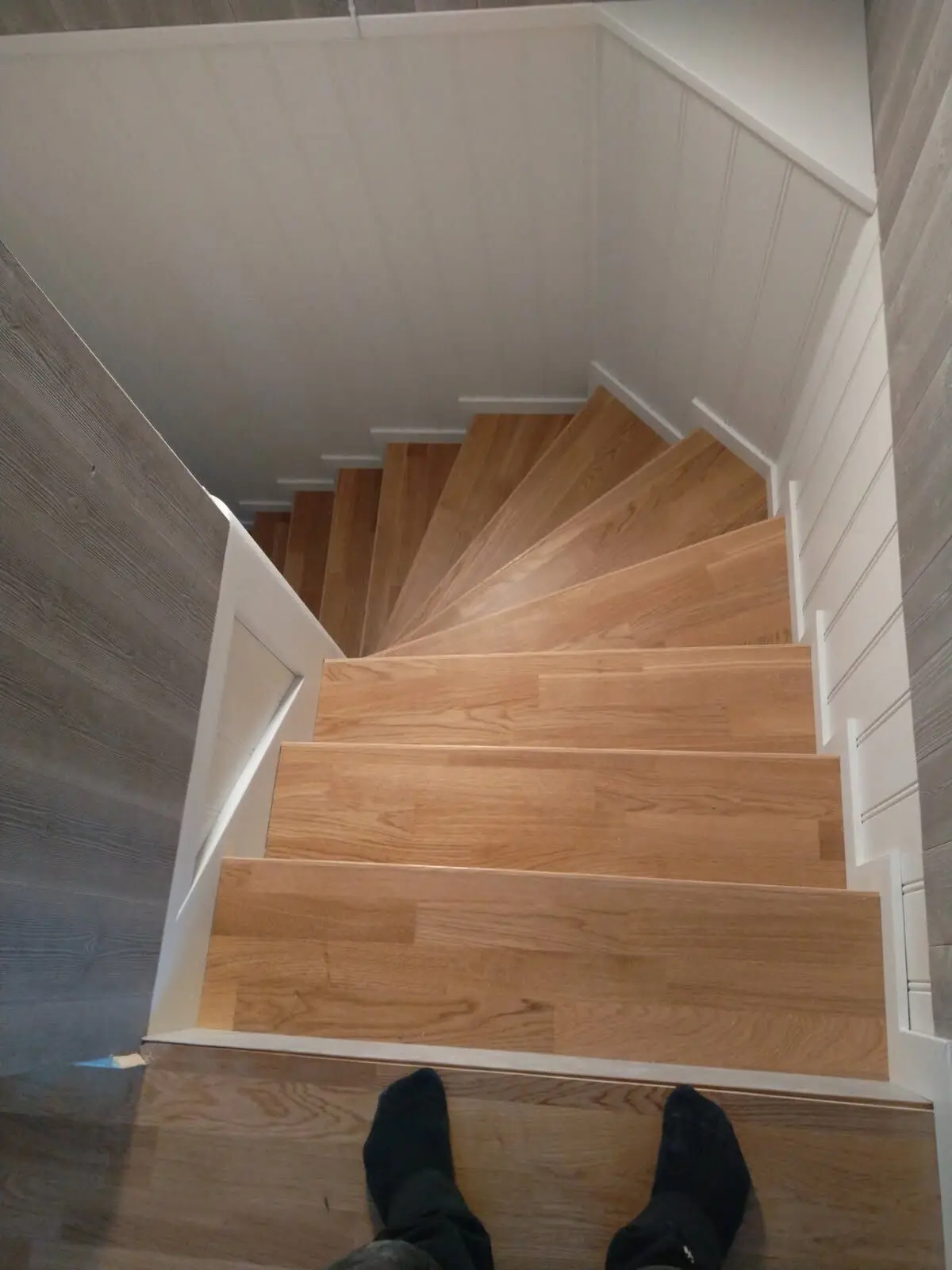 Trappa i trä med målade väggar.