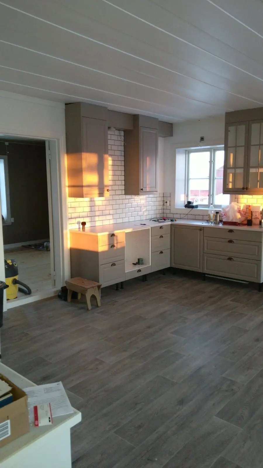 Kök med arbetsyta och skåp.