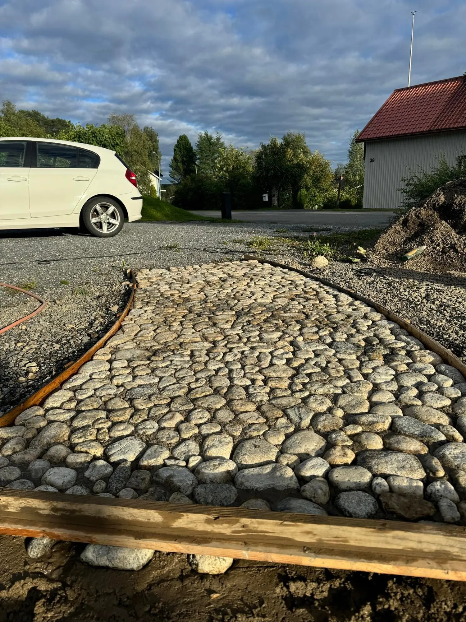 Stenlagd yta med kantning.