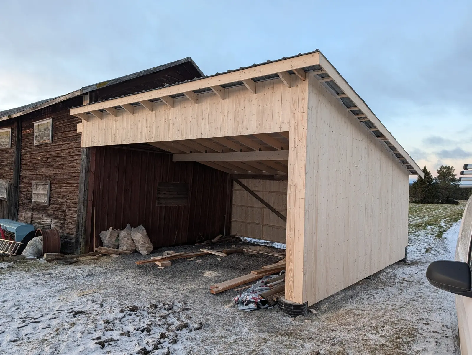 Träkonstruktion med öppet förråd.